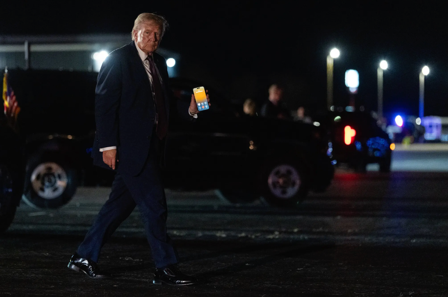 纽约时报：从AI到芯片，特朗普对美科技巨头予取予求引发争议