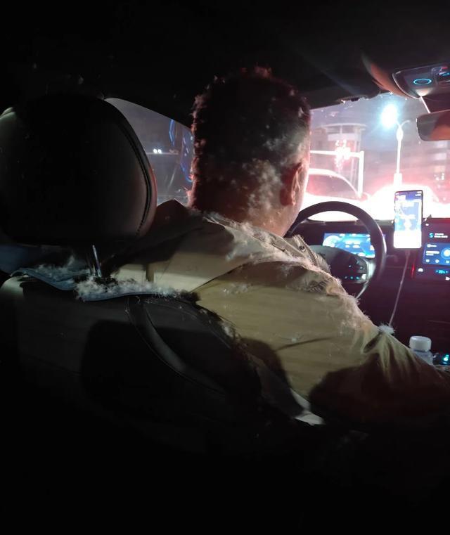 乘客坐车时羽绒服突然炸了 车内瞬间下起“羽绒雪”